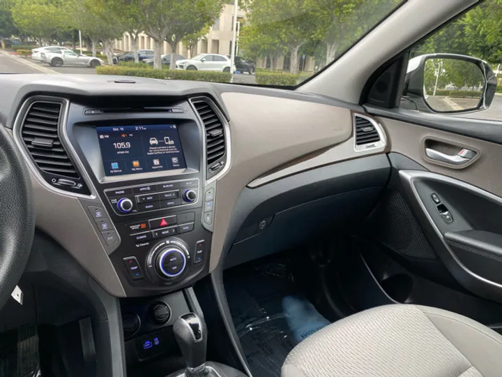 white, 2017 Hyundai Santa Fe Image 17