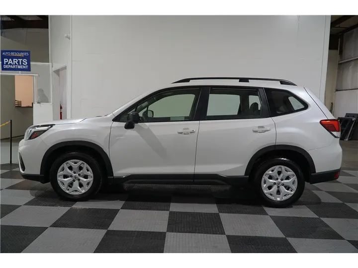 WHITE, 2021 SUBARU FORESTER Image 7