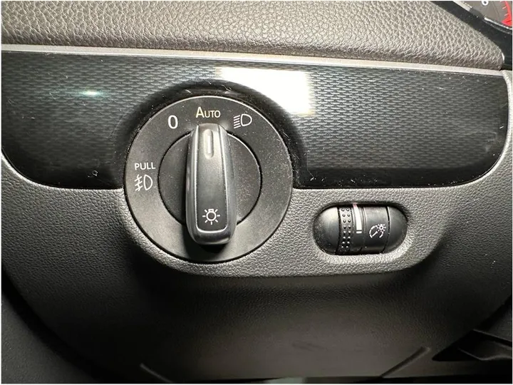 WHITE, 2017 VOLKSWAGEN JETTA Image 40