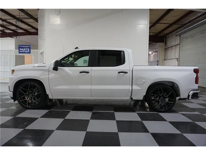WHITE, 2021 CHEVROLET SILVERADO 1500 CREW CAB Image 4