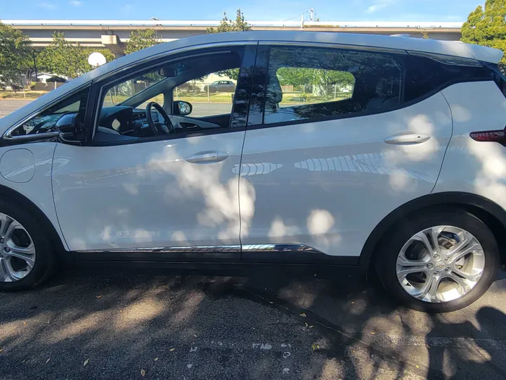 WHITE, 2018 CHEVROLET BOLT EV Image 18