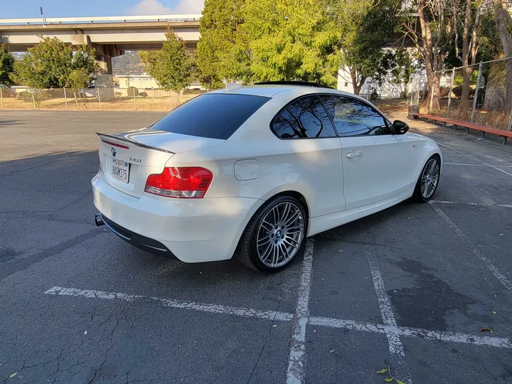 WHITE, 2010 BMW 1 SERIES Image 17