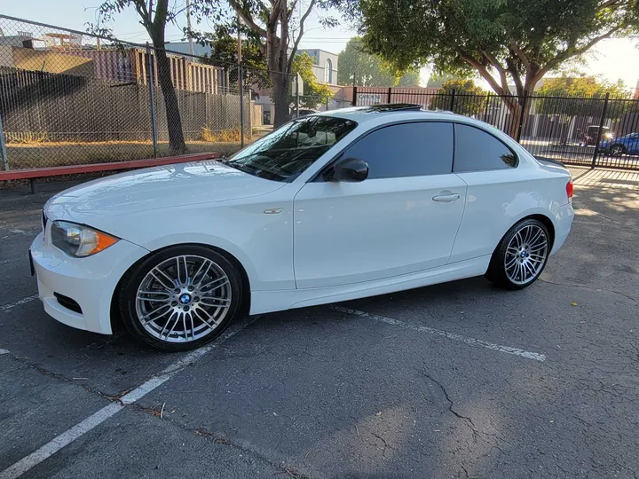 WHITE, 2010 BMW 1 SERIES Image 23