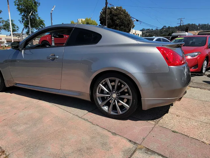 GREY, 2009 INFINITI G Image 11