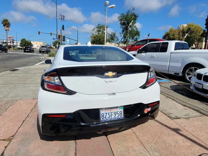 WHITE, 2018 CHEVROLET VOLT Image 11