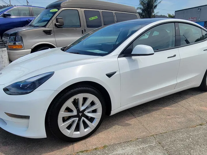 WHITE, 2022 TESLA MODEL 3 Image 4