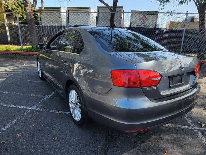 GRAY, 2013 VOLKSWAGEN JETTA Image 17