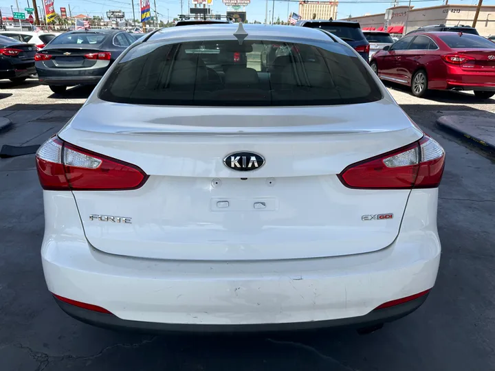 WHITE, 2015 KIA FORTE Image 6