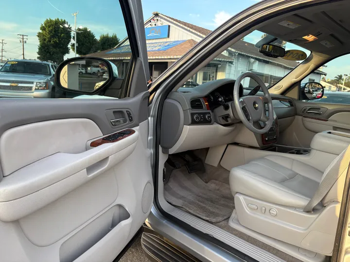 2013 CHEVROLET SUBURBAN 1500 Image 9