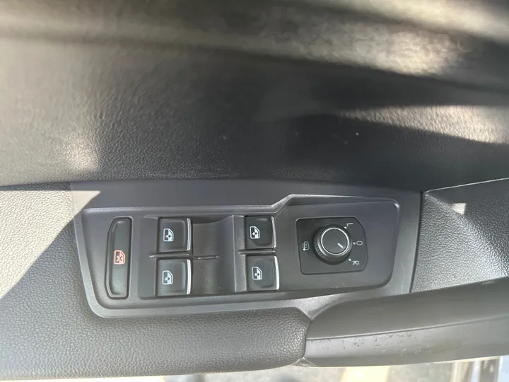 2018 VOLKSWAGEN TIGUAN Image 11