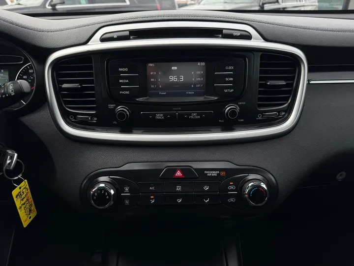 2016 KIA SORENTO Image 32