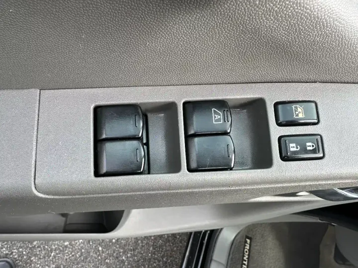 2016 NISSAN FRONTIER CREW CAB Image 11