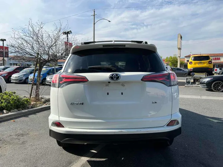 2018 TOYOTA RAV4 Image 7