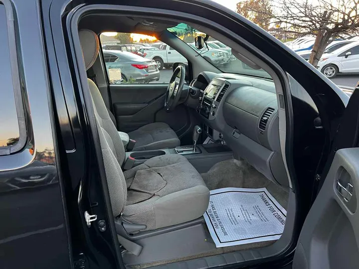 2017 NISSAN FRONTIER CREW CAB Image 11