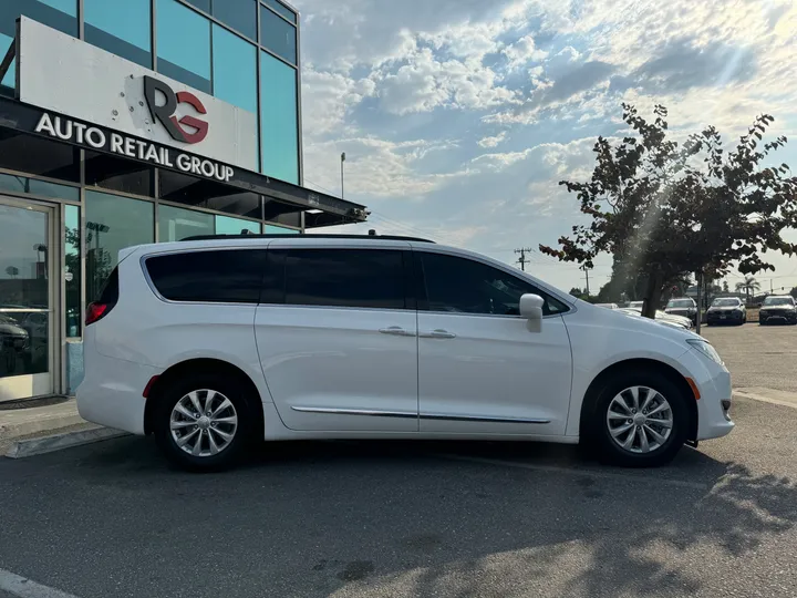 2017 CHRYSLER PACIFICA Image 4