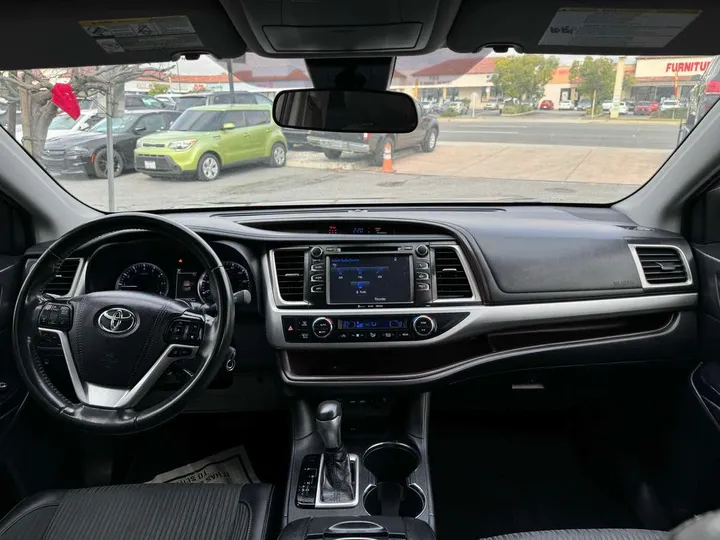 2019 TOYOTA HIGHLANDER Image 14