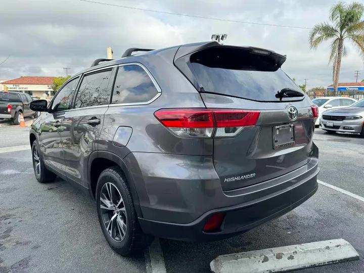 2019 TOYOTA HIGHLANDER Image 6