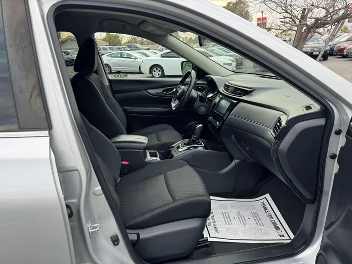 2017 NISSAN ROGUE Image 11