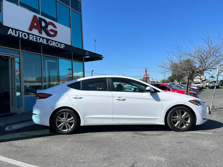 WHITE, 2018 HYUNDAI ELANTRA Image 4