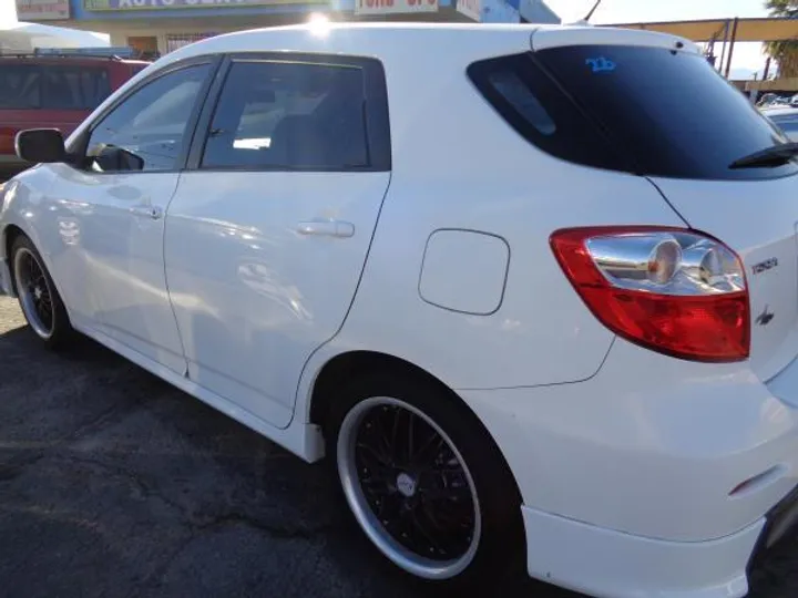 WHITE, 2009 TOYOTA MATRIX Image 6