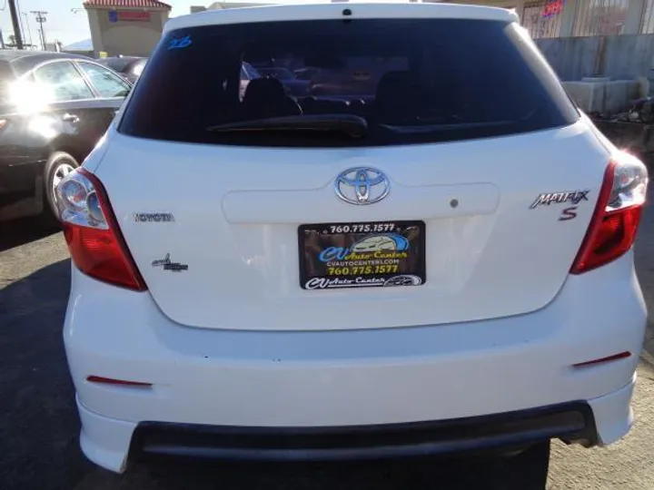 WHITE, 2009 TOYOTA MATRIX Image 2