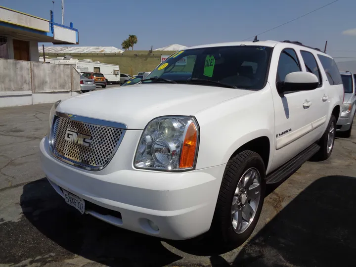 WHITE, 2007 GMC YUKON XL 1500 Image 3