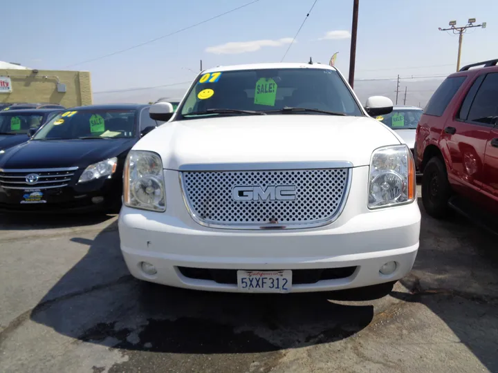 WHITE, 2007 GMC YUKON XL 1500 Image 2