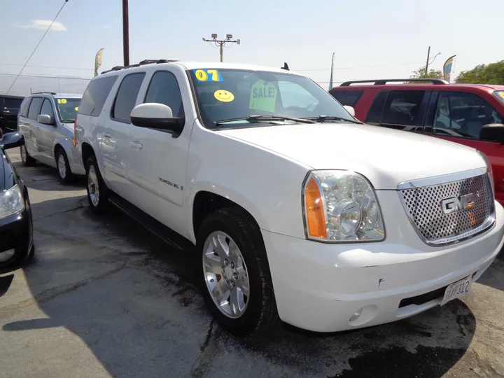 WHITE, 2007 GMC YUKON XL 1500 Image 1