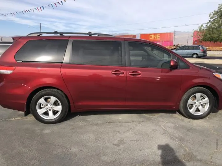 RED, 2012 TOYOTA SIENNA Image 2