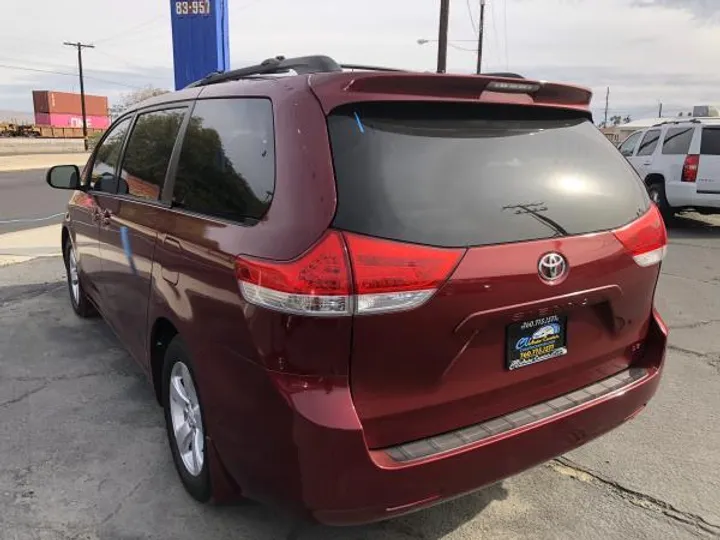 RED, 2012 TOYOTA SIENNA Image 4