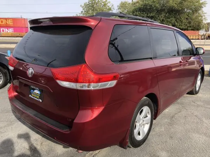 RED, 2012 TOYOTA SIENNA Image 3
