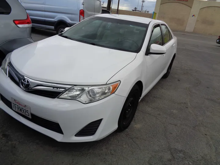 WHITE, 2013 TOYOTA CAMRY Image 1