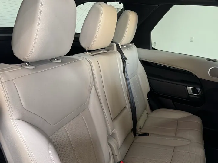 White, 2019 LAND ROVER DISCOVERY Image 19