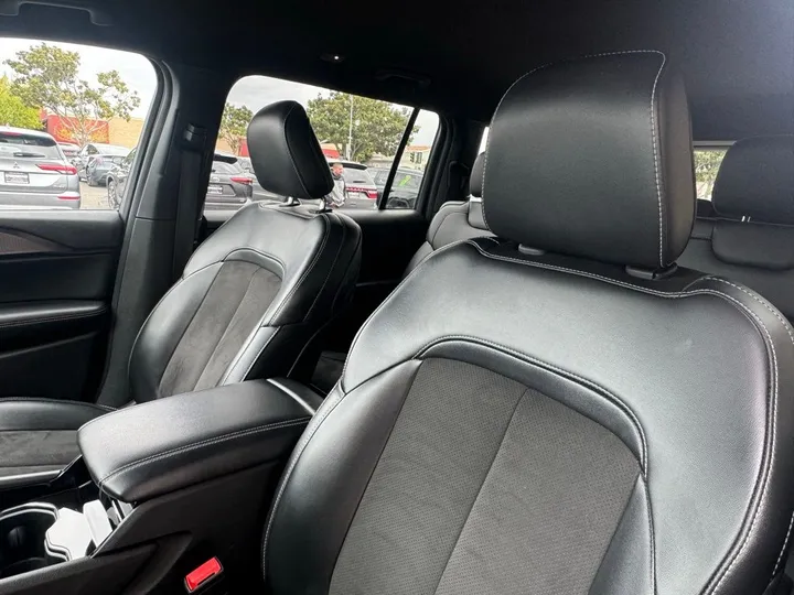 Diamond Black Crystal Pearlcoat, 2023 JEEP GRAND CHEROKEE L Image 18