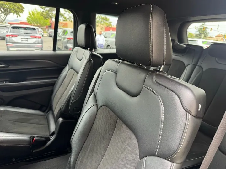 Diamond Black Crystal Pearlcoat, 2023 JEEP GRAND CHEROKEE L Image 22