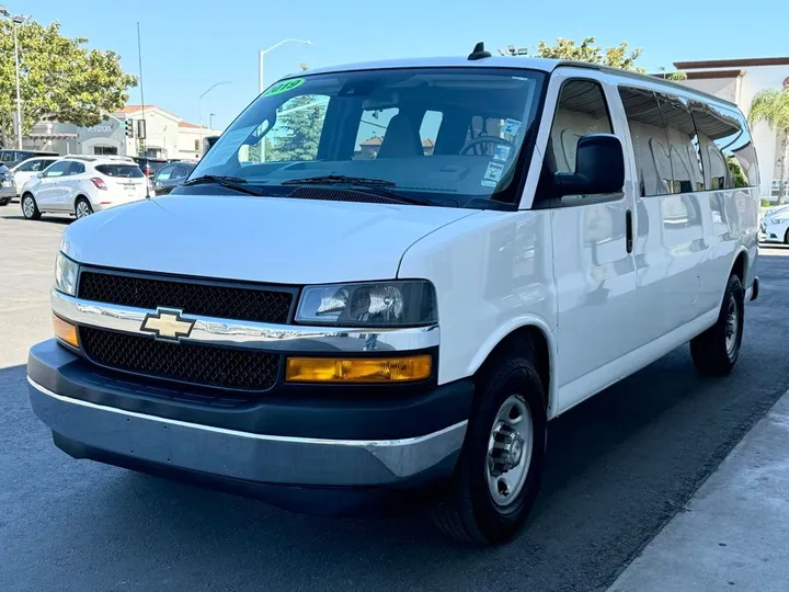 Summit White, 2019 CHEVROLET EXPRESS 3500 Image 3