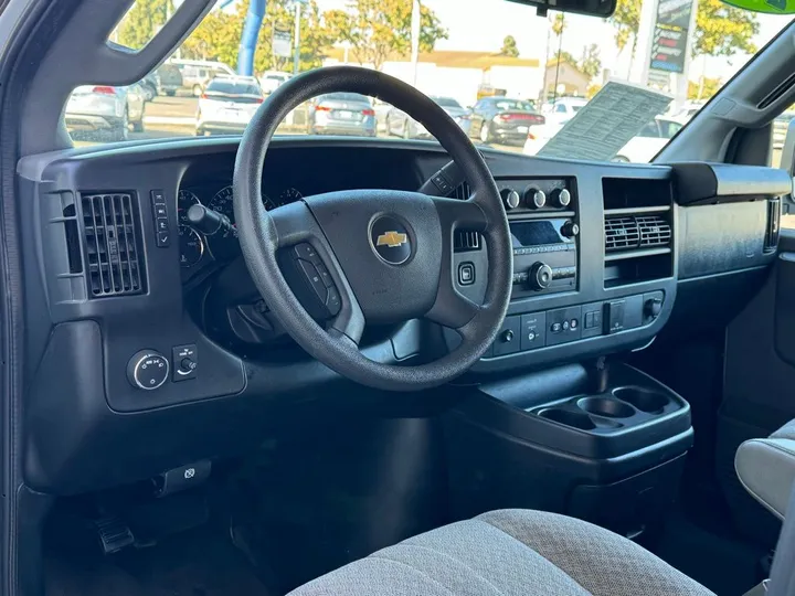 Summit White, 2019 CHEVROLET EXPRESS 3500 Image 17