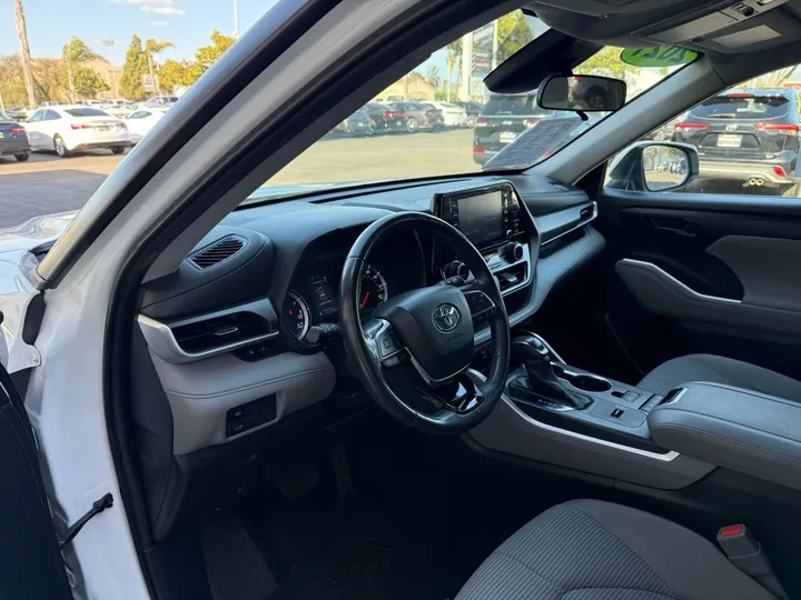 Blizzard Pearl, 2021 TOYOTA HIGHLANDER Image 8