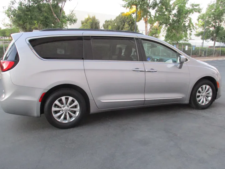 GREY, 2017 CHRYSLER PACIFICA Image 4