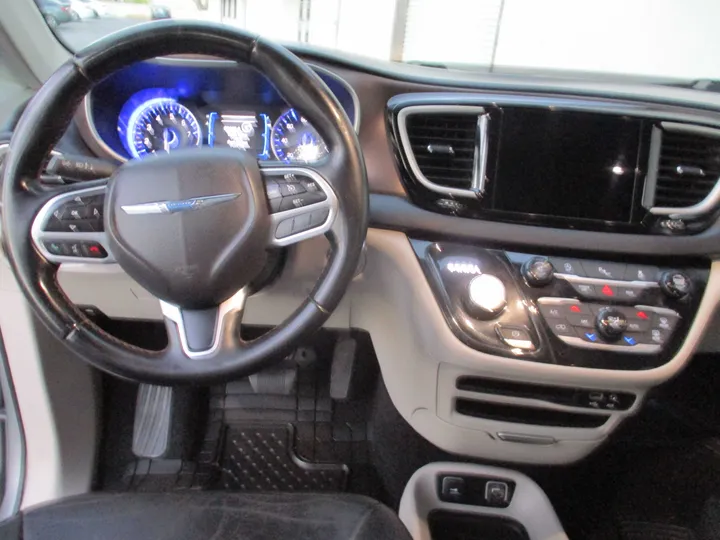 GREY, 2017 CHRYSLER PACIFICA Image 10