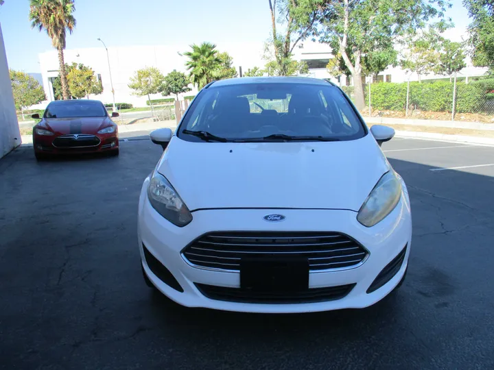 WHITE, 2015 FORD FIESTA Image 2