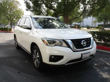 WHITE, 2017 NISSAN PATHFINDER Image 