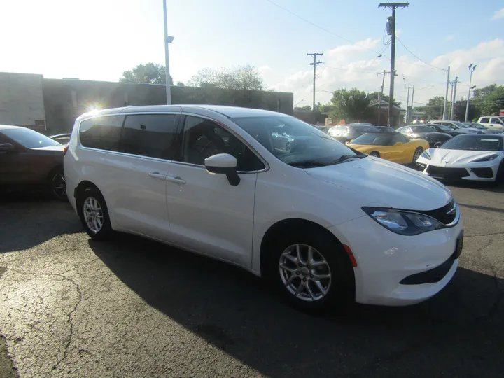 WHITE, 2020 CHRYSLER VOYAGER Image 3