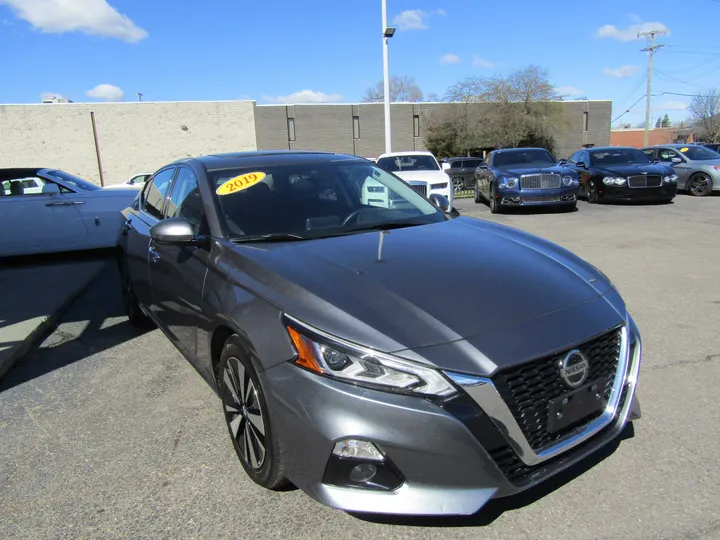 GREY, 2019 NISSAN ALTIMA Image 4