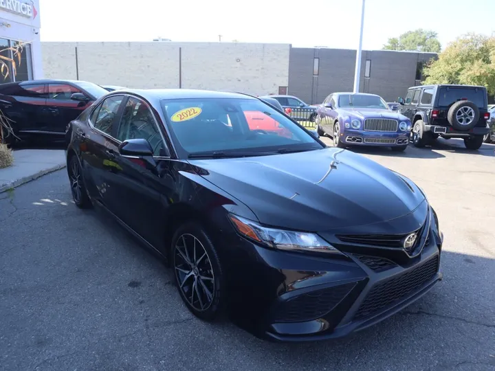 BLACK, 2022 TOYOTA CAMRY Image 4