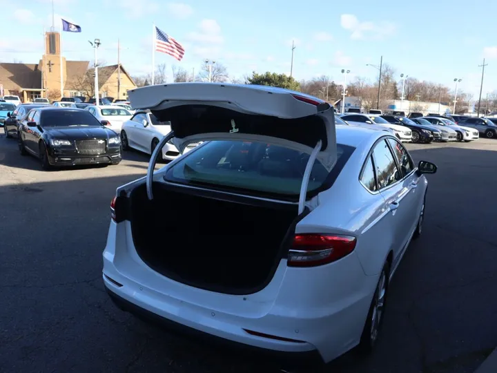 White, 2019 FORD FUSION Image 7