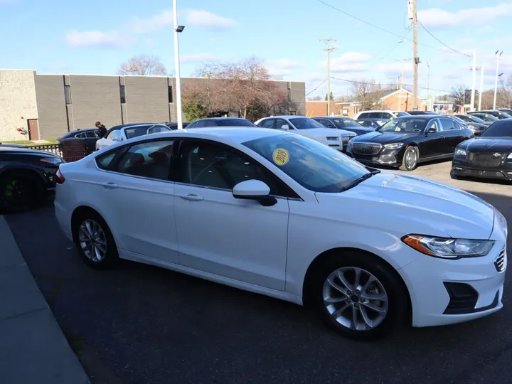 White, 2019 FORD FUSION Image 5