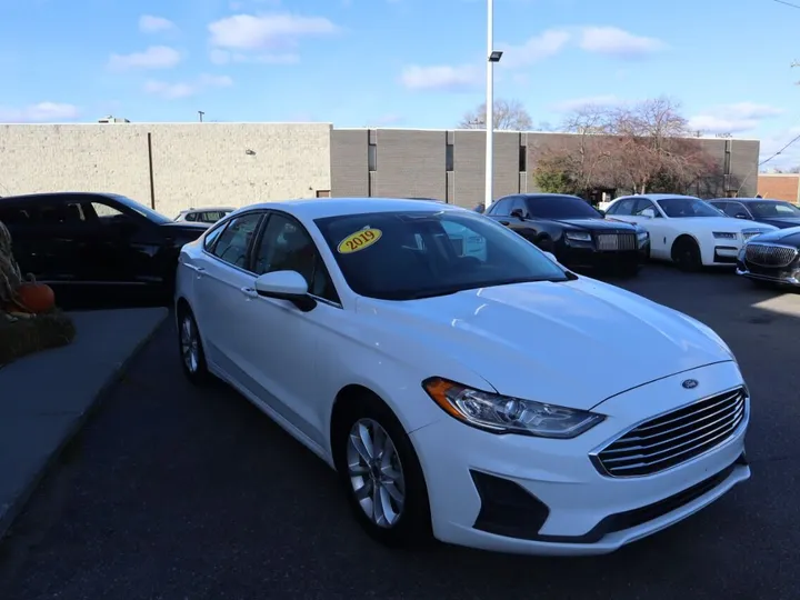 White, 2019 FORD FUSION Image 4