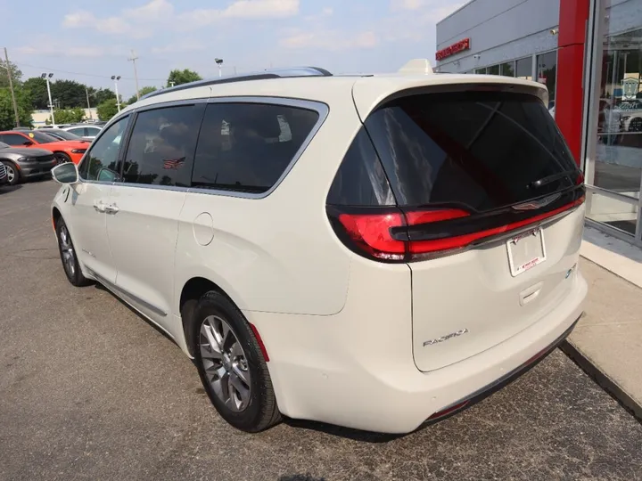 WHITE, 2021 CHRYSLER PACIFICA HYBRID Image 8