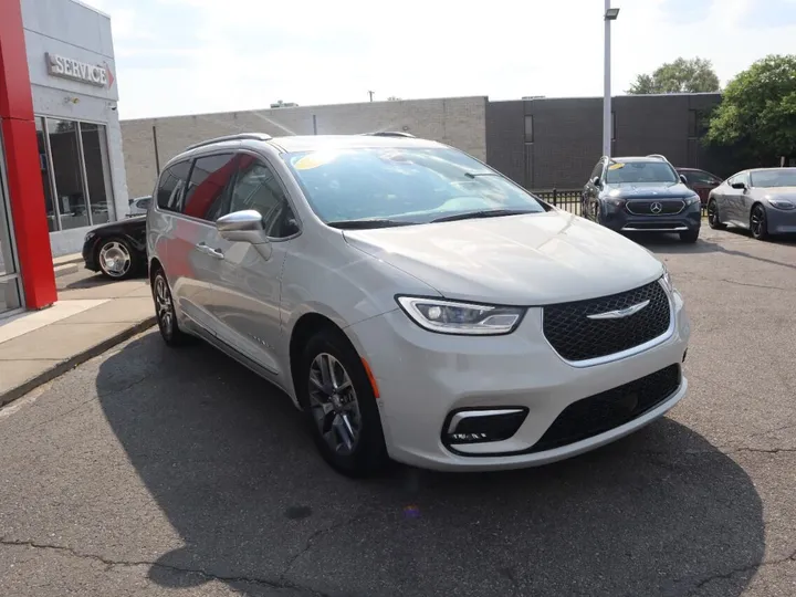 WHITE, 2021 CHRYSLER PACIFICA HYBRID Image 4